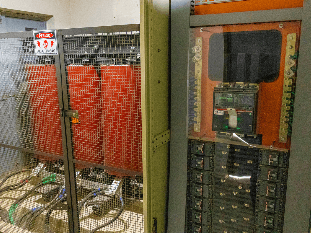 Sala técnica com transformadores e proteção