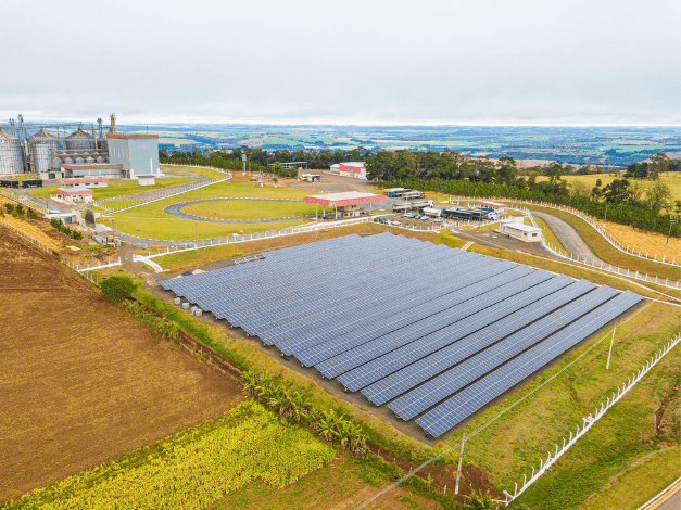 Grupo Alvorada — vista aérea da usina solar de solo em Cubatão (SP)