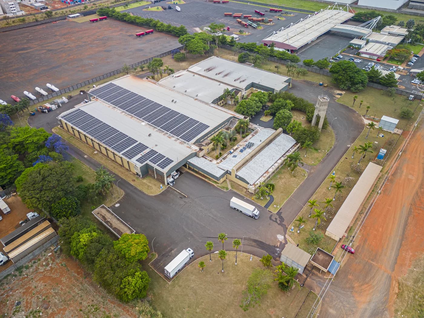 Avicultura (Uberlândia) — vista aérea da unidade com cobertura fotovoltaica